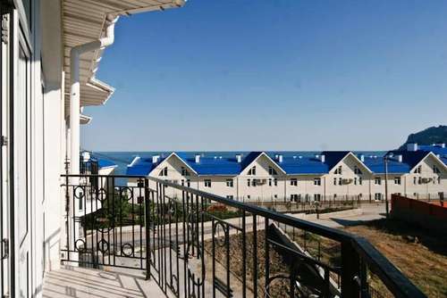 Вид с балкона апарт-отеля Арго в Коктебеле, Крым среди деревьев